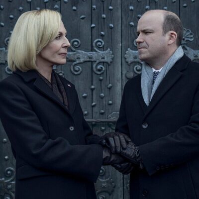 Allison Janney y Rory Kinnear en 'La mujer de Schrodinger' de 'La diplomática'