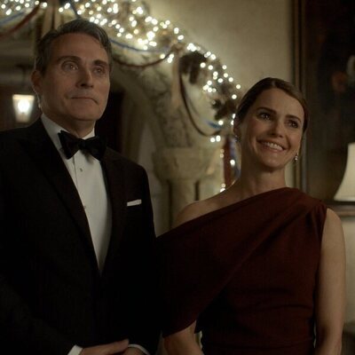 Keri Russell y Rufus Sewell en 3x08 titulado 'La mujer de Schrodinger' de 'La diplomática'