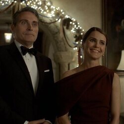Keri Russell y Rufus Sewell en 3x08 titulado 'La mujer de Schrodinger' de 'La diplomática'