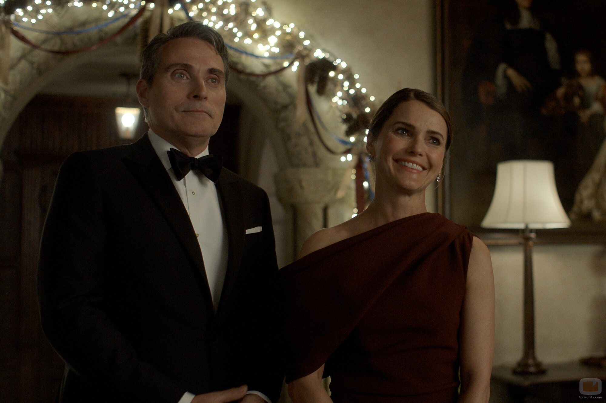 Keri Russell y Rufus Sewell en 3x08 titulado 'La mujer de Schrodinger' de 'La diplomática'