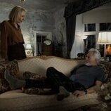 Allison Janney y Bradley Whitford en el 3x08 de 'The Diplomat'