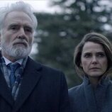Keri Russell y Bradley Whitford en 3x08 titulado 'La mujer de Schrodinger' de 'La diplomática'