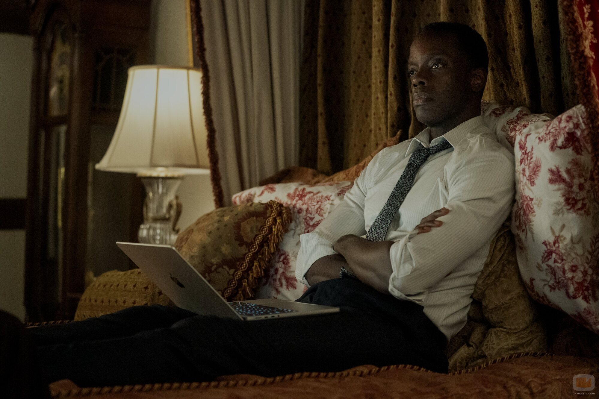 Ato Essandoh en la temporada 3 y el capítulo 08 de 'La diplomática'