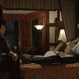 Ato Essandoh y Ali Ahn en 'La mujer de Schrodinger' de 'La diplomática'