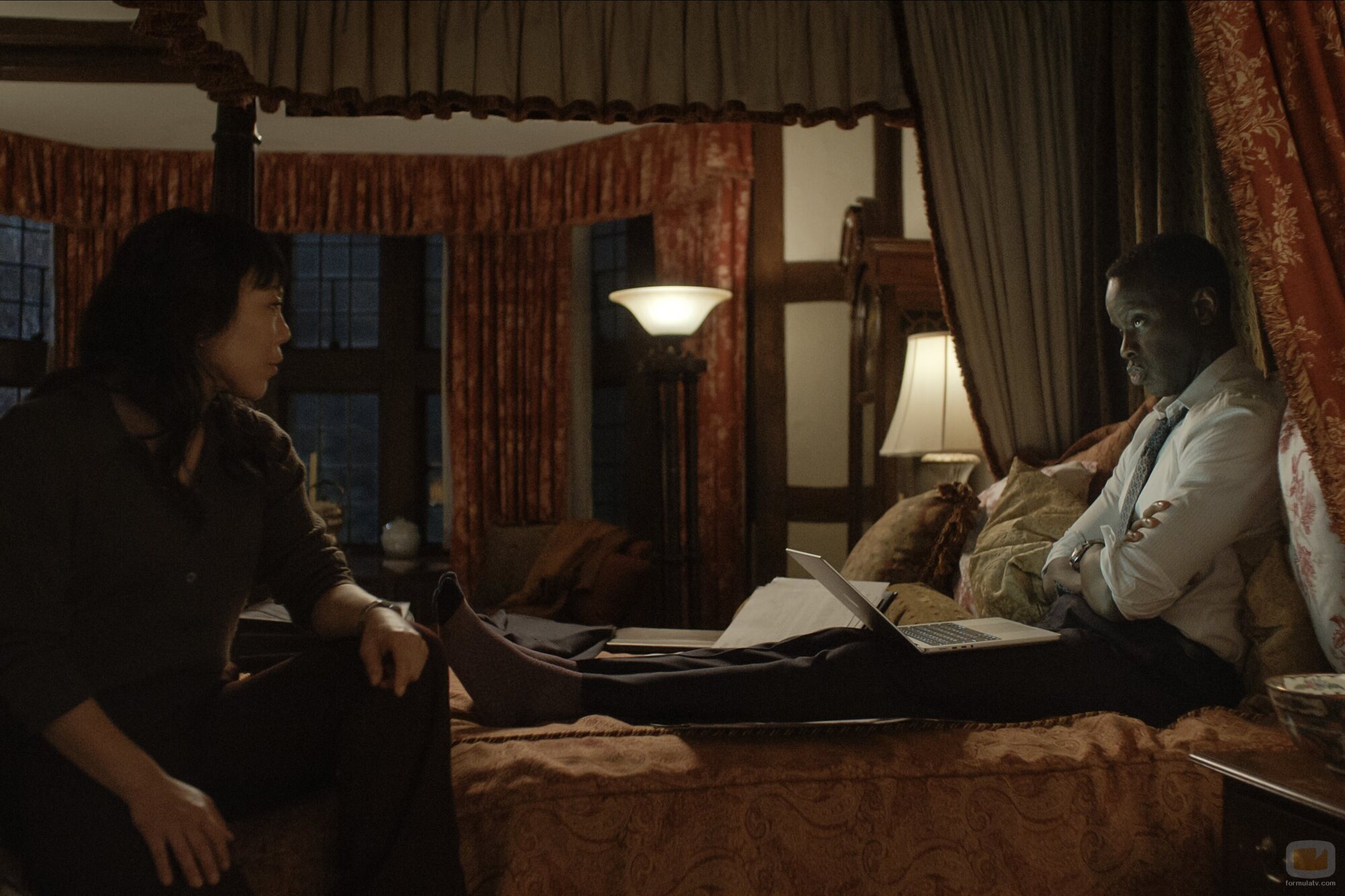 Ato Essandoh y Ali Ahn en 'La mujer de Schrodinger' de 'La diplomática'