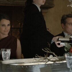 Rufus Sewell y Keri Russell en 3x08 titulado 'La mujer de Schrodinger' de 'La diplomática'