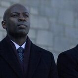 Aidan Turner y David Gyasi en 3x08 titulado 'La mujer de Schrodinger' de 'La diplomática'