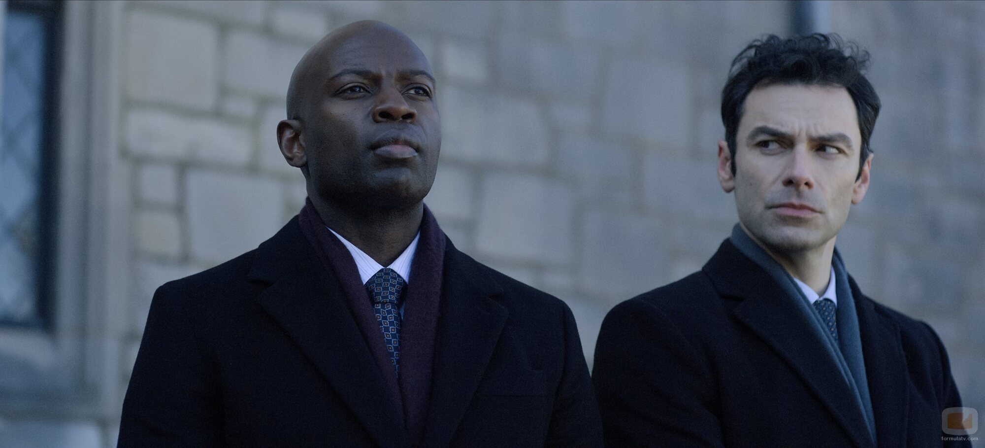 Aidan Turner y David Gyasi en 3x08 titulado 'La mujer de Schrodinger' de 'La diplomática'
