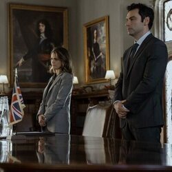 Aidan Turner y Keri Russell en 'La mujer de Schrodinger' de 'The Diplomat'