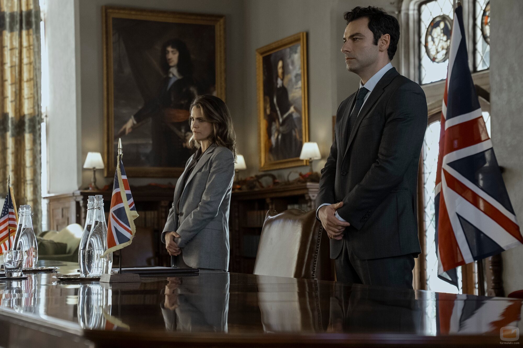 Aidan Turner y Keri Russell en 'La mujer de Schrodinger' de 'The Diplomat'