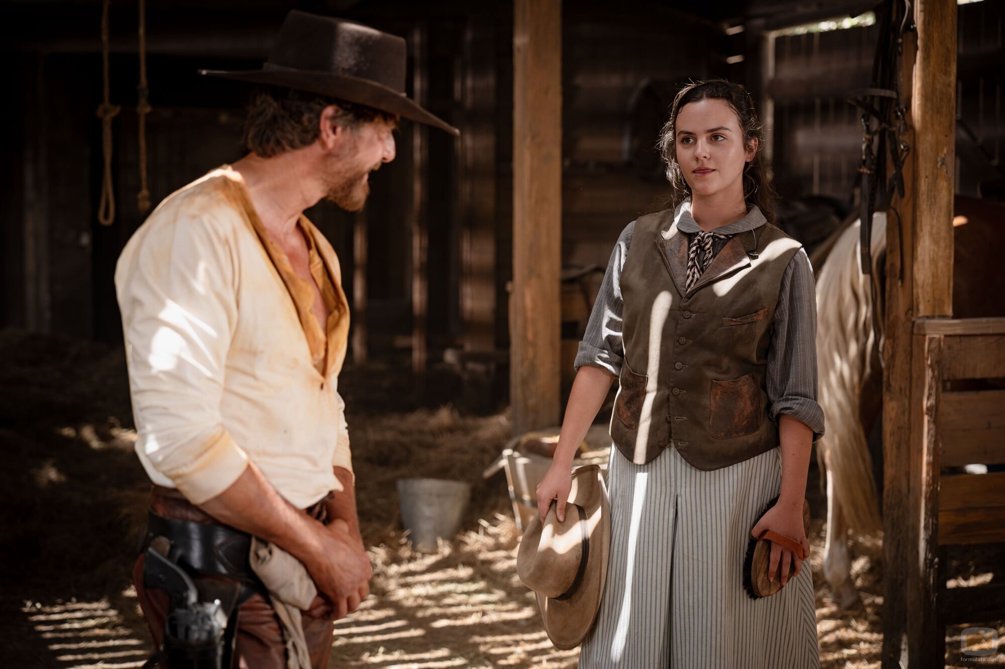 Félix Gómez y Ainhoa Larrañaga en Capítulo 5 titulado 'Una ciudad sin ley, un mormón mojón y un saloon a doble altura' de 'La que se avecina'