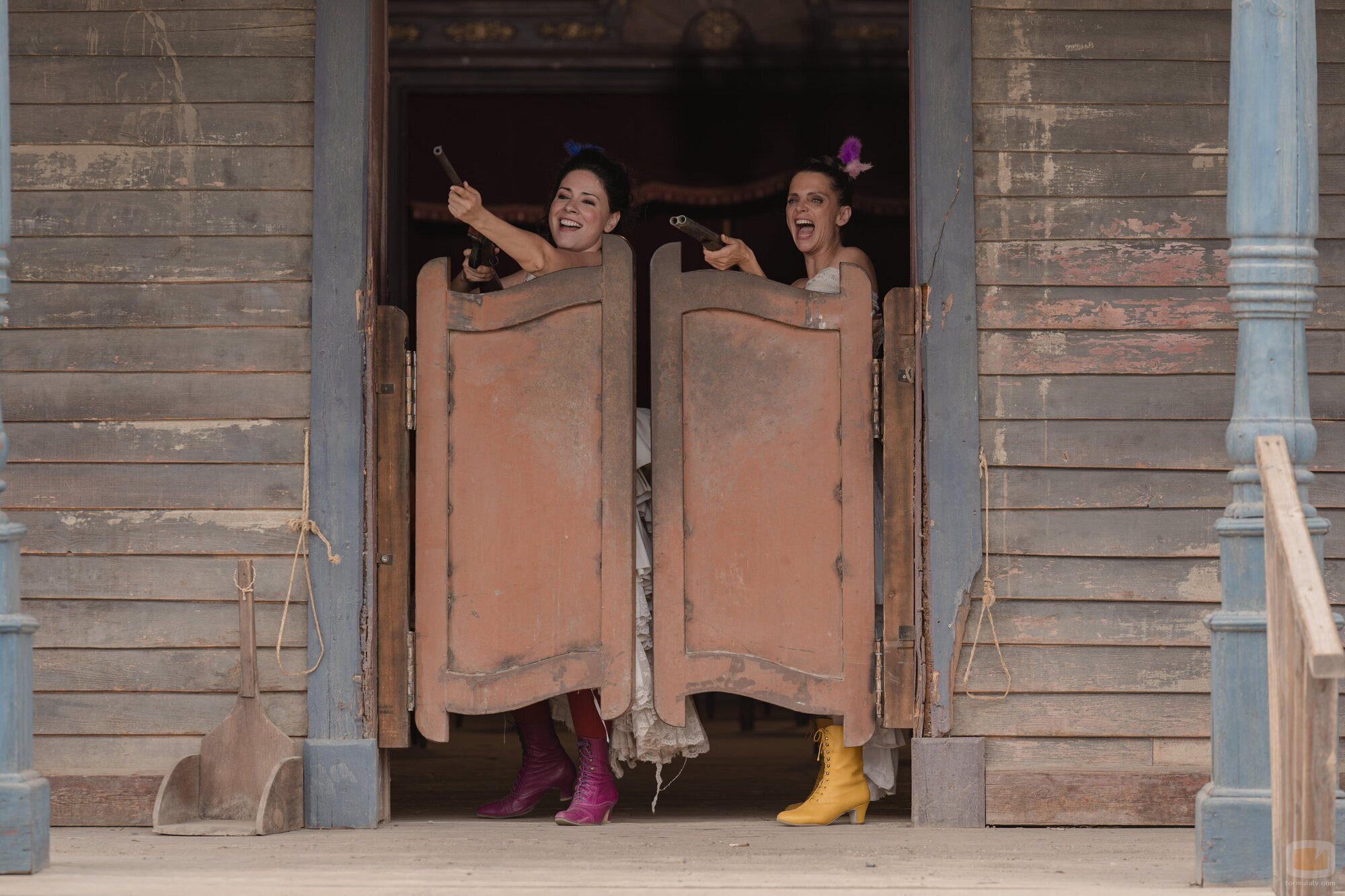 Macarena Gómez y Ana Arias en Capítulo 5 titulado 'Una ciudad sin ley, un mormón mojón y un saloon a doble altura' de 'La que se avecina'