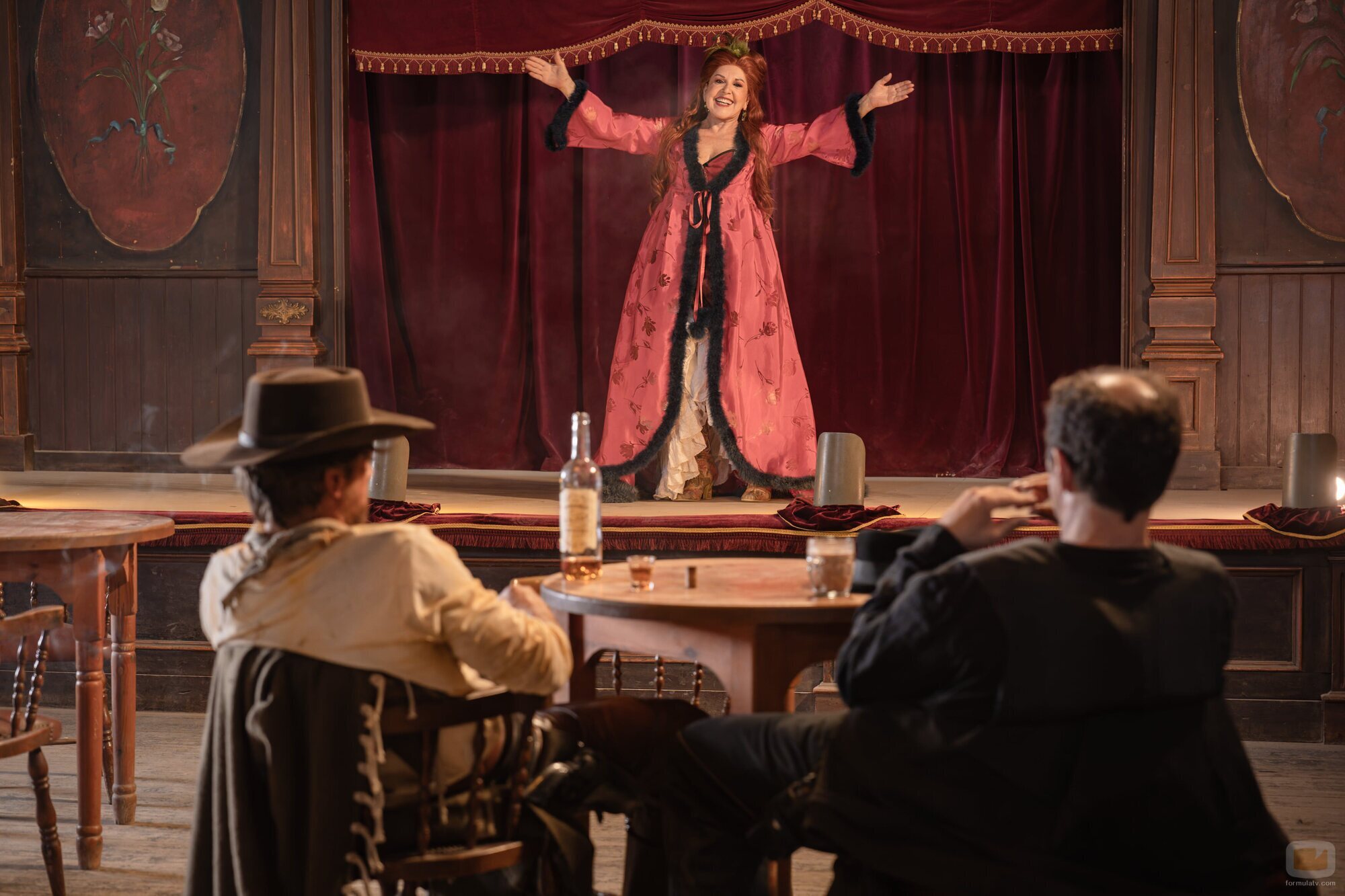 Escena de Loles León en Capítulo 5 titulado 'Una ciudad sin ley, un mormón mojón y un saloon a doble altura' de 'La que se avecina'