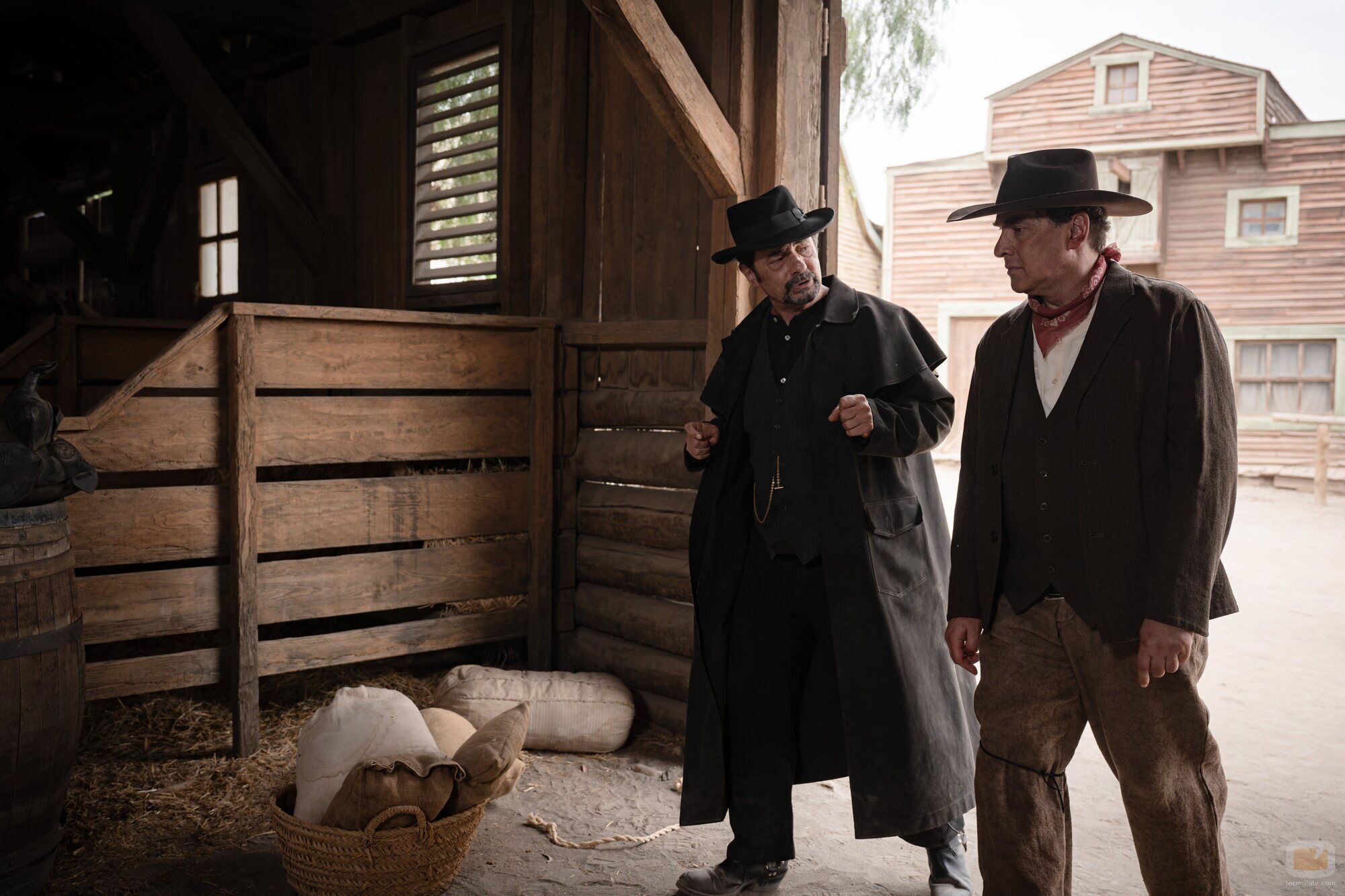 Luis Merlo y Jordi Sánchez en 16x05 'Una ciudad sin ley, un mormón mojón y un saloon a doble altura' de 'La que se avecina'