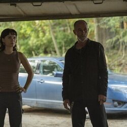 Jamie McShane y Emilia Jones en Capítulo 5 titulado 'Errantes' de 'Task'