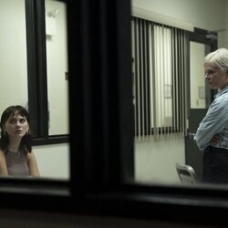 Martha Plimpton y Emilia Jones en 1x05 'Errantes' de 'Task'