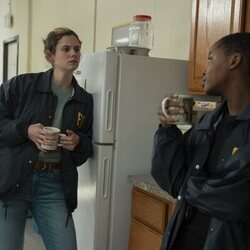 Alison Oliver y Thuso Mbedu en 1x05 'Errantes' de 'Task'