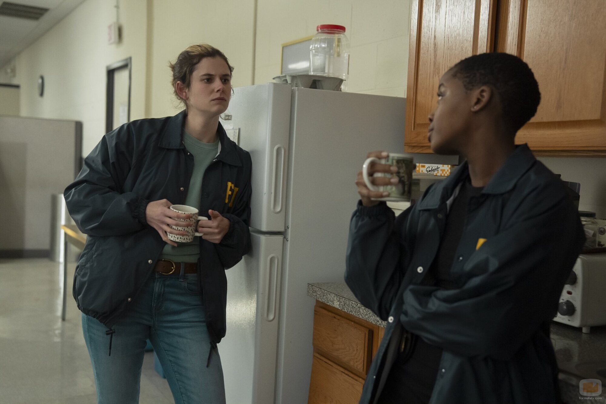 Alison Oliver y Thuso Mbedu en 1x05 'Errantes' de 'Task'