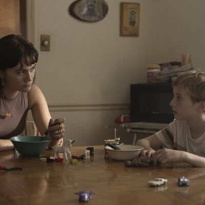 Ben Lewis Doherty y Emilia Jones en 1x05 titulado 'Errantes' de 'Task'