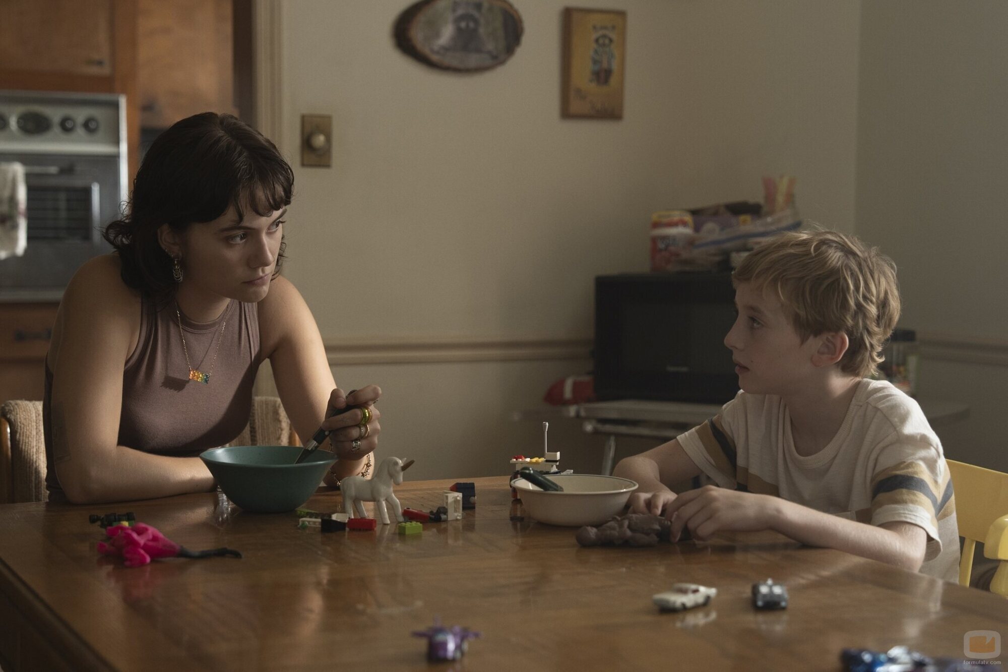 Ben Lewis Doherty y Emilia Jones en 1x05 titulado 'Errantes' de 'Task'