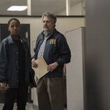 Mark Ruffalo y Thuso Mbedu en Capítulo 5 titulado 'Errantes' de 'Task'