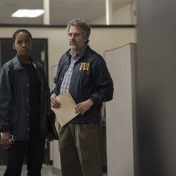 Mark Ruffalo y Thuso Mbedu en Capítulo 5 titulado 'Errantes' de 'Task'