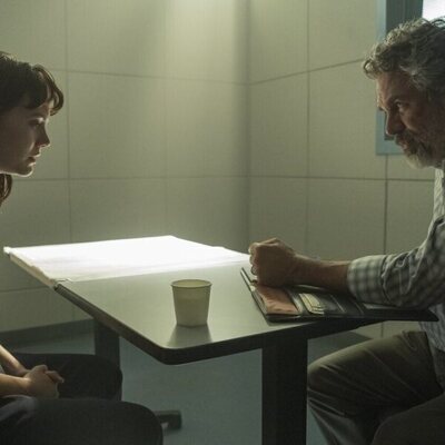 Mark Ruffalo y Emilia Jones en 1x06 'Más allá del bien y del mal existe un río' de 'Task'