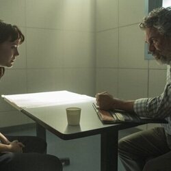 Mark Ruffalo y Emilia Jones en 1x06 'Más allá del bien y del mal existe un río' de 'Task'