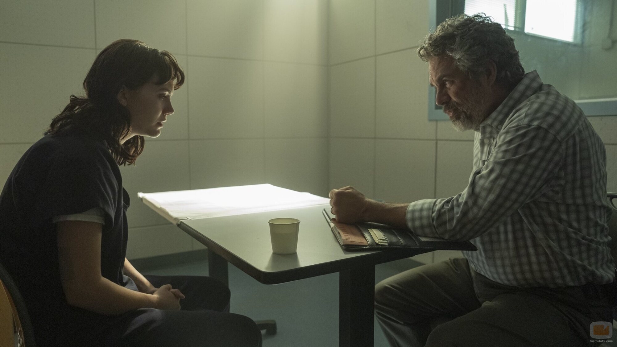 Mark Ruffalo y Emilia Jones en 1x06 'Más allá del bien y del mal existe un río' de 'Task'