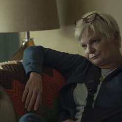 Martha Plimpton en 1x06 'Más allá del bien y del mal existe un río' de 'Task'