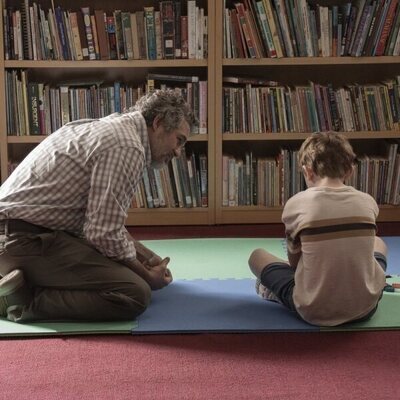 Mark Ruffalo y Ben Lewis Doherty en 1x06 titulado 'Más allá del bien y del mal existe un río' de 'Task'