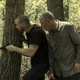 Jamie McShane y Sam Keeley en 'Más allá del bien y del mal existe un río' de 'Task'