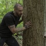 Sam Keeley en 1x06 titulado 'Más allá del bien y del mal existe un río' de 'Task'