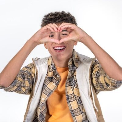 Gonzalo Pinillos (Eurovisión Junior 2025) haciendo un corazón