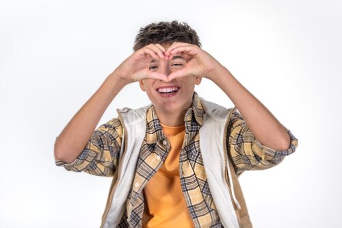 Gonzalo Pinillos (Eurovisión Junior 2025) haciendo un corazón