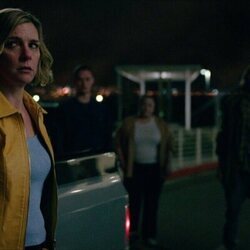 Escena de Rhea Seehorn en 1x01 'Somos nosotros' de 'Pluribus'