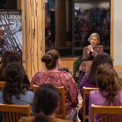 Rhea Seehorn en 'Somos nosotros' de 'Pluribus'