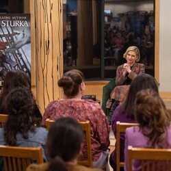 Rhea Seehorn en 'Somos nosotros' de 'Pluribus'