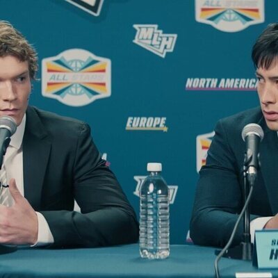 Hudson Williams y Connor Storrie en 1x01 titulado 'Rookies' de 'Más que rivales'