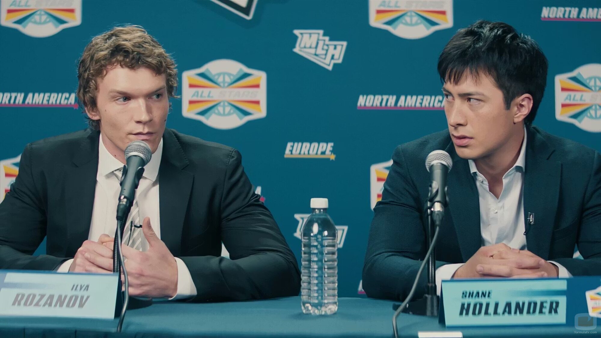 Hudson Williams y Connor Storrie en 1x01 titulado 'Rookies' de 'Más que rivales'