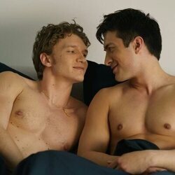 Escena de Hudson Williams y Connor Storrie en Capítulo 4 titulado 'Rose' de 'Más que rivales'