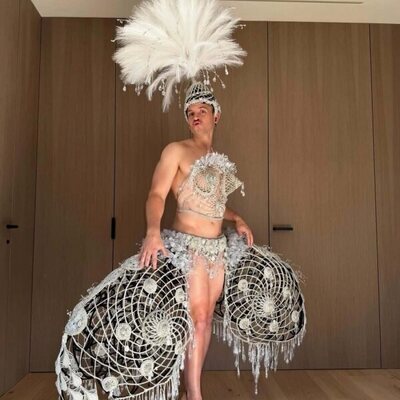 Dabiz Muñoz se viste con el traje de las Campanadas 2024/25 de Cristina Pedroche