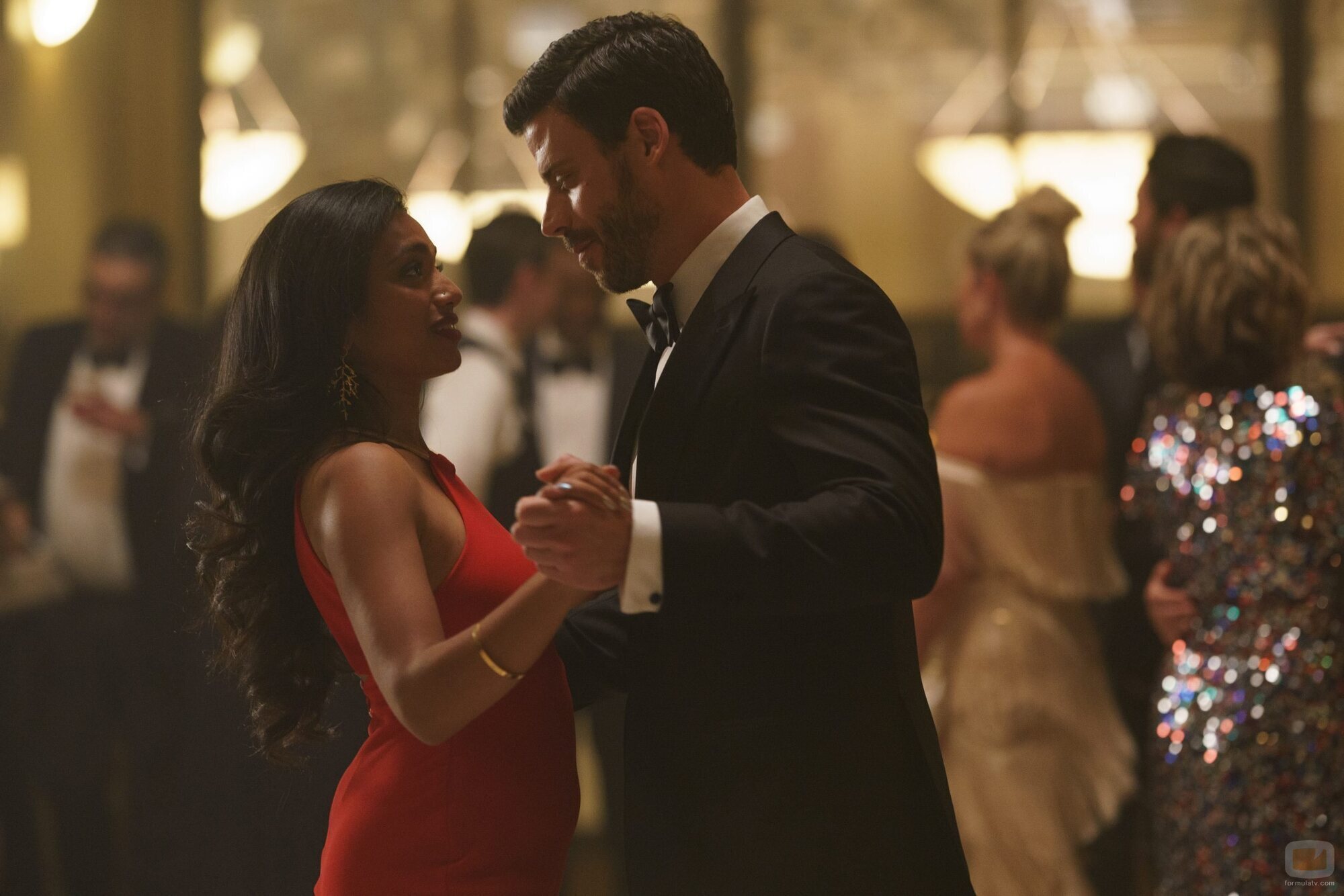 Nadine Bhabha y François Arnaud en la temporada 1 y el capítulo 03 de 'Más que rivales'