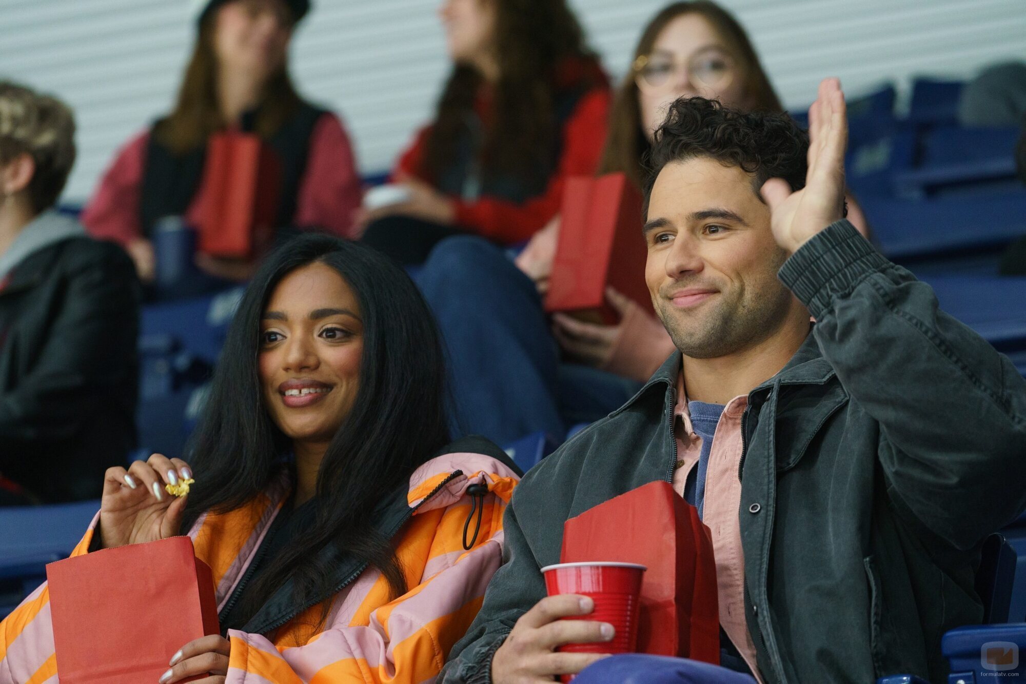 Robbie Graham-Kuntz y Nadine Bhabha en el 1x03 de 'Más que rivales'