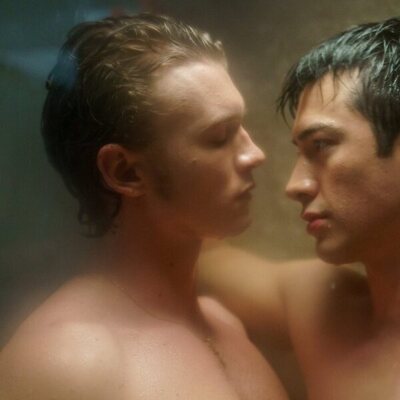 Hudson Williams y Connor Storrie en la temporada 1 y el capítulo 04 de 'Más que rivales'