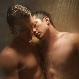 Connor Storrie y Hudson Williams en el 1x04 de 'Heated Rivalry'