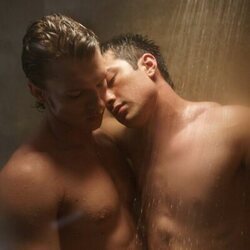 Connor Storrie y Hudson Williams en el 1x04 de 'Heated Rivalry'