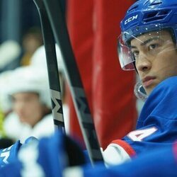 Hudson Williams en el 1x04 de 'Heated Rivalry'