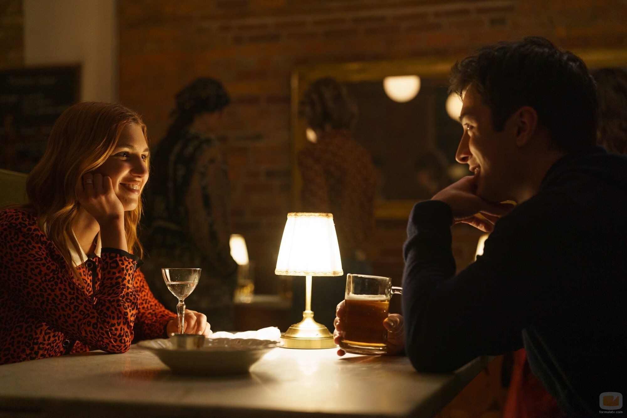 Hudson Williams y Sophie Nélisse en el 1x04 de 'Heated Rivalry'