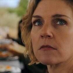 Rhea Seehorn en 1x02 'Chica pirata' de 'Pluribus'